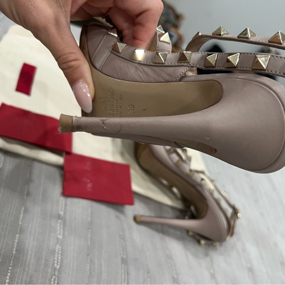 Beautiful nude leather Valentino stud heels - Picture 5 of 8